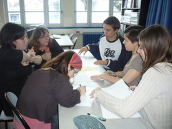 Dans le cadre du programme européen de mobilité professionnelle Leonardo, l’équipe accueille 3 lycéens stagiaires de l’école italienne ISA Cellini de Valenza, Ricardo, Elia et Jamal. Parcours de formation composé d’une semaine linguistique au lycée Jean Guéhenno et de quatre semaines dans les entreprises de bijouterie de Saint-Amand Montrond.